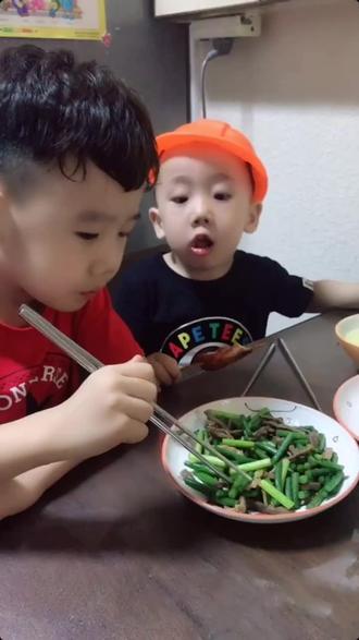 大博以为纯肉馅儿的呢.使劲使劲包馅.最后还煮飞了一脸委屈样儿.