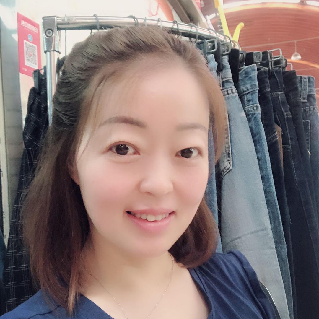 文芳芳爰服装。西安多彩城批发