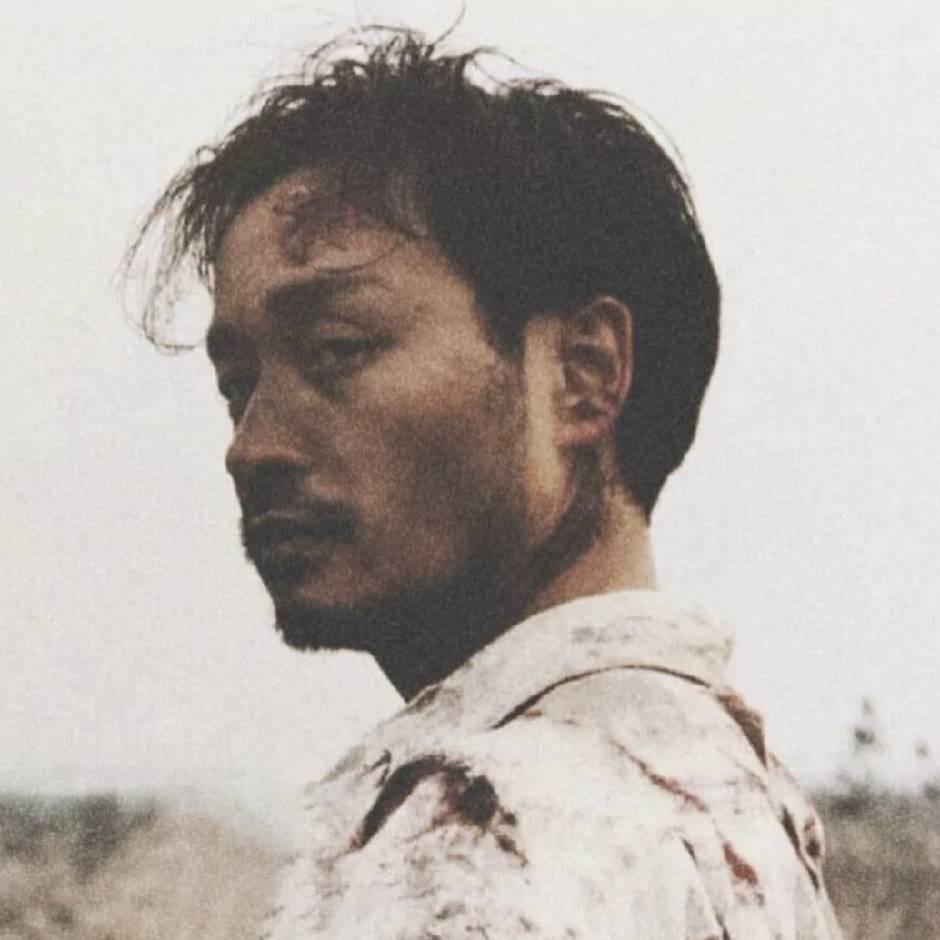 腼腆内向大男孩儿