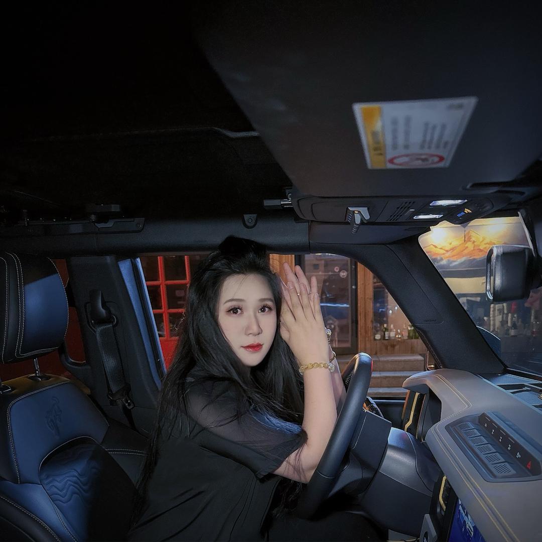 开酒吧的樊小花儿