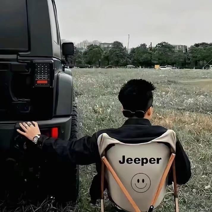 含蓄又放荡的笑容