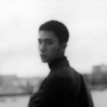 花季少男竟在教室被同学轮流握手