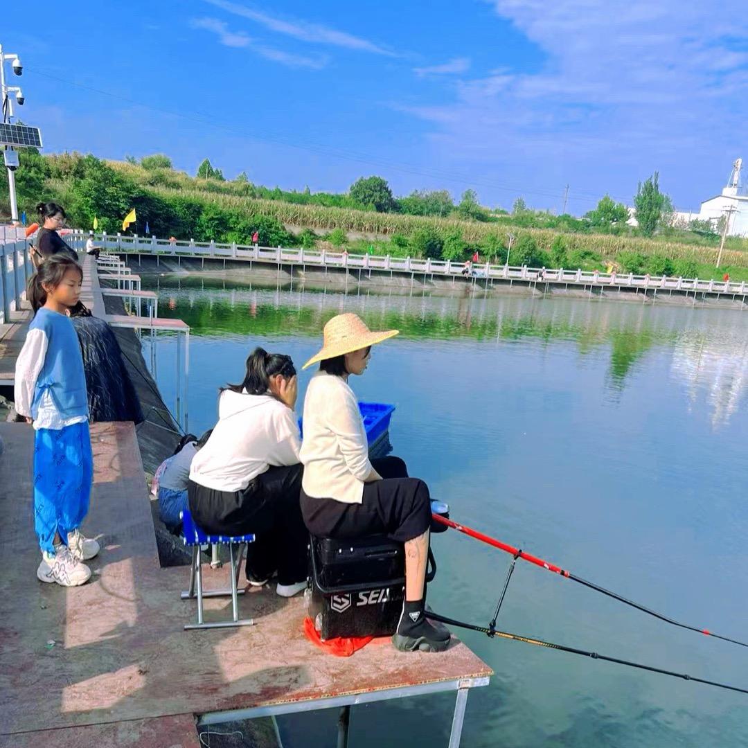 卧龙岗大物混养塘