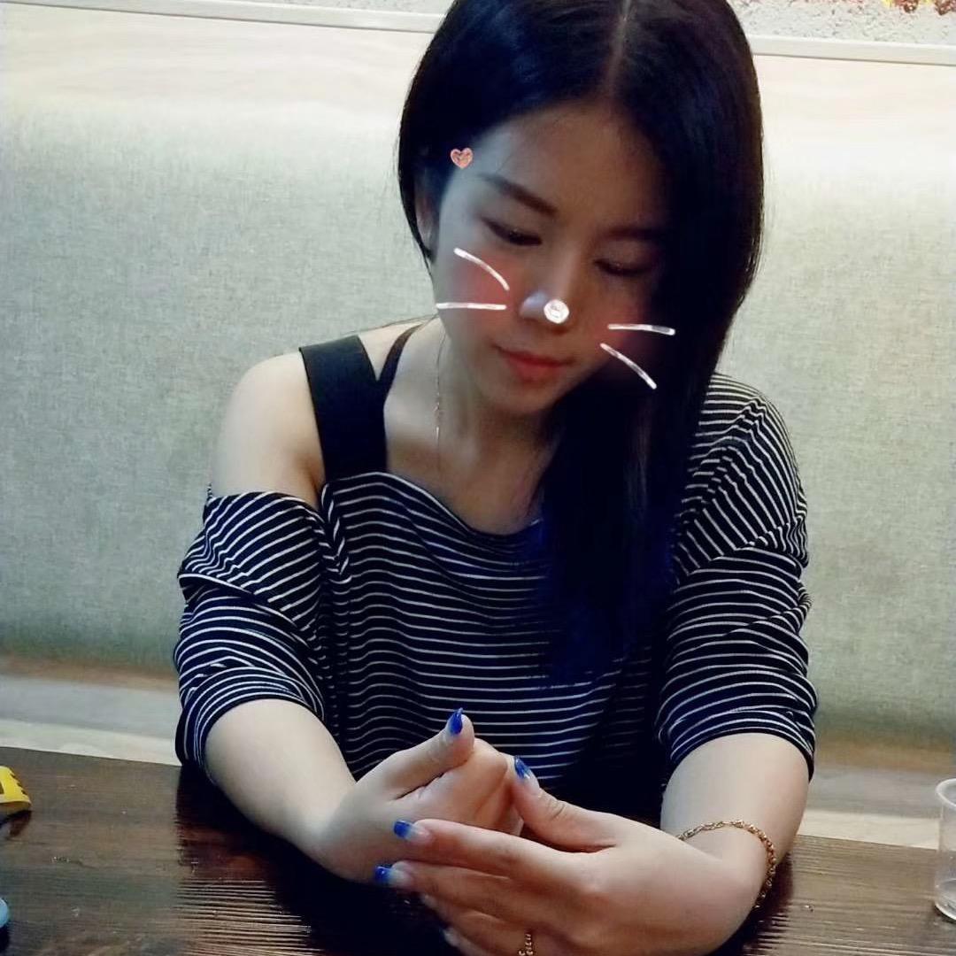 一个卖童装的小姐姐