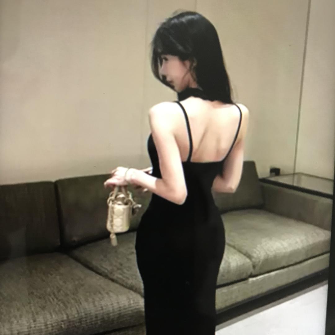 朵朵趴着看女装