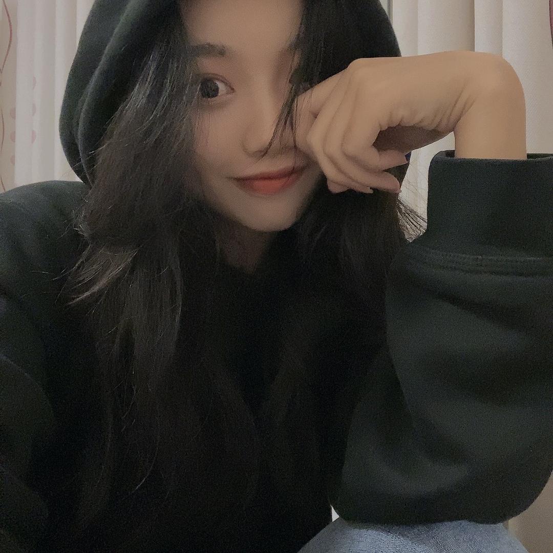 穿着帆布鞋走将来