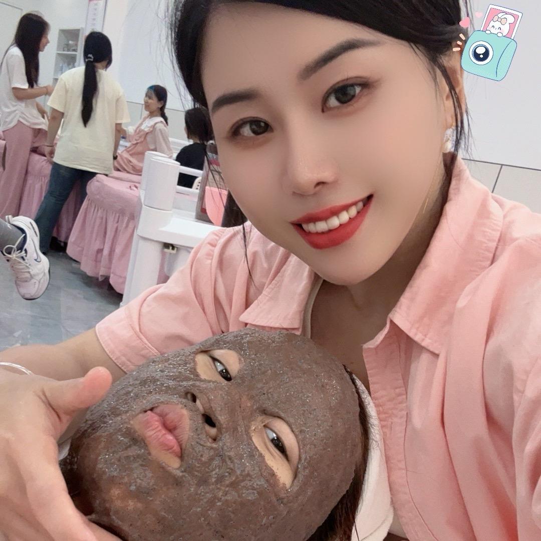 红红戳指甲