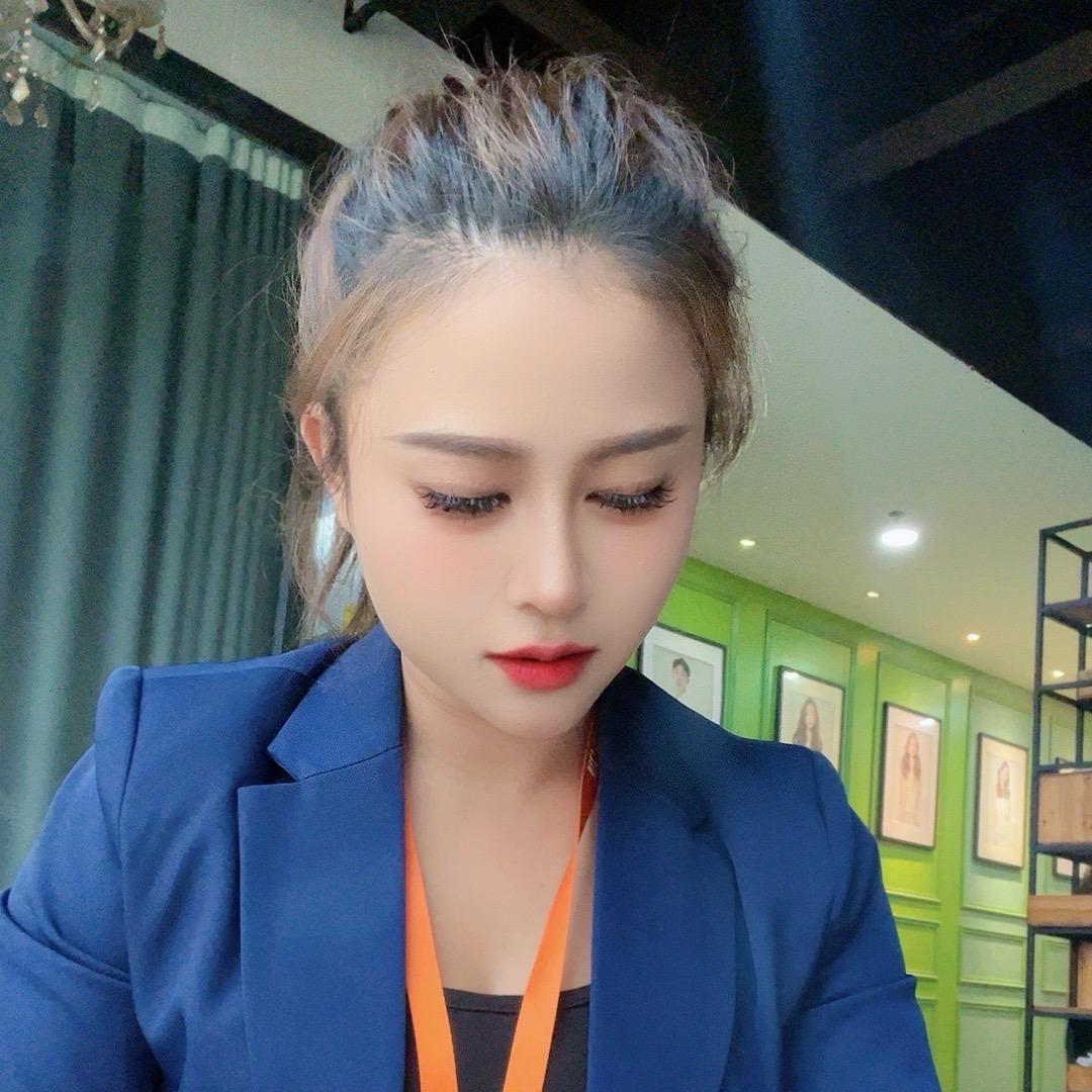 努力工作的小雅