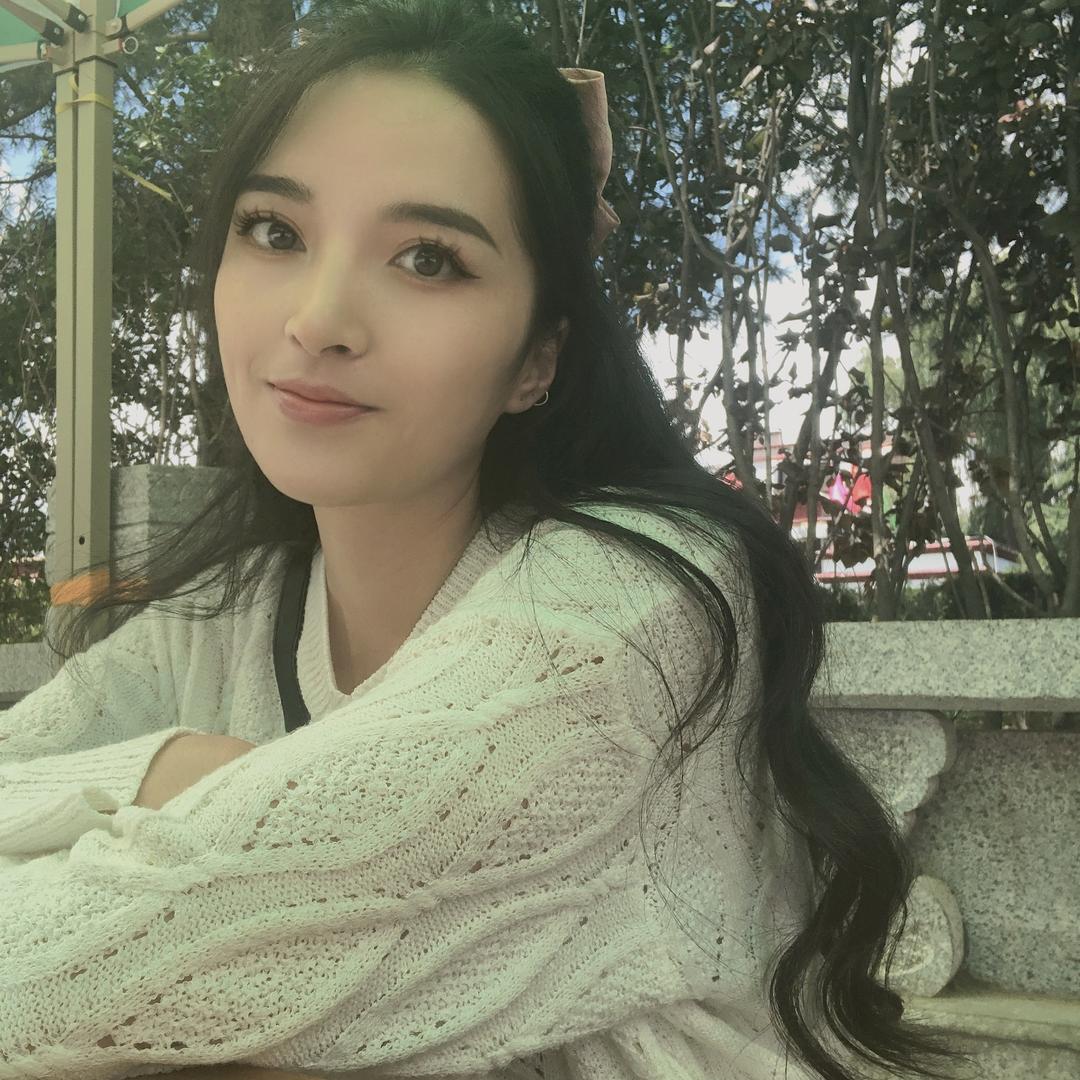 割牛草的小女孩