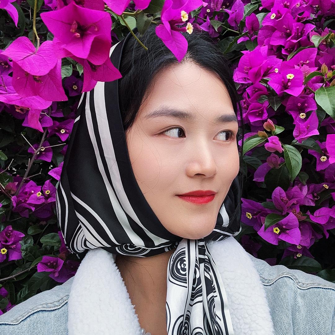 哑铃小姐举旗袍