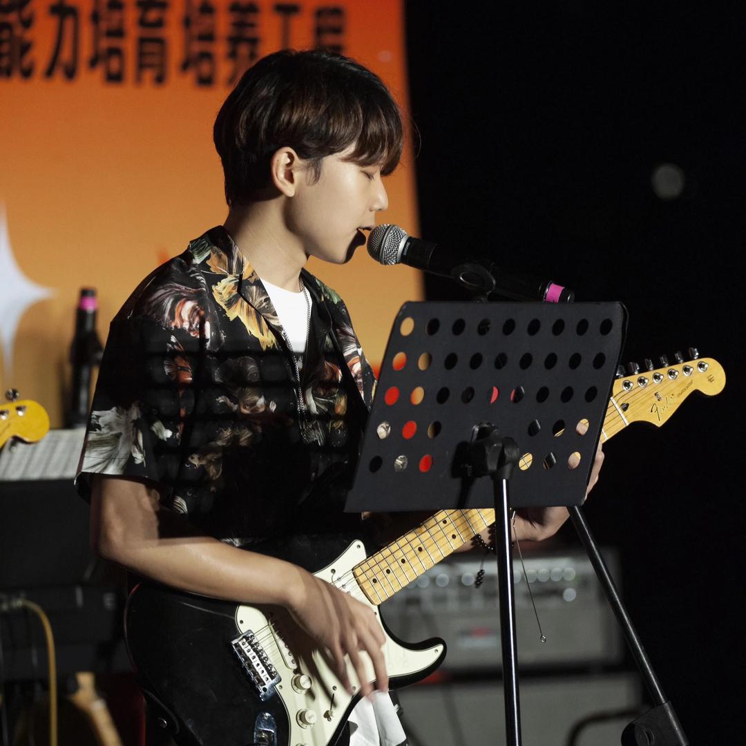 橙橙去驻唱