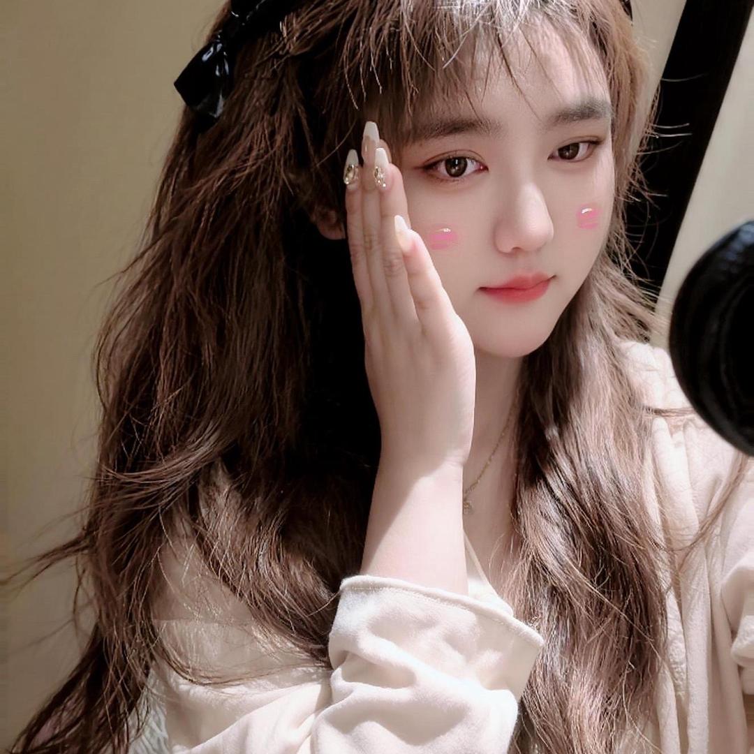 爱喝酸奶爱咬吸管的少女