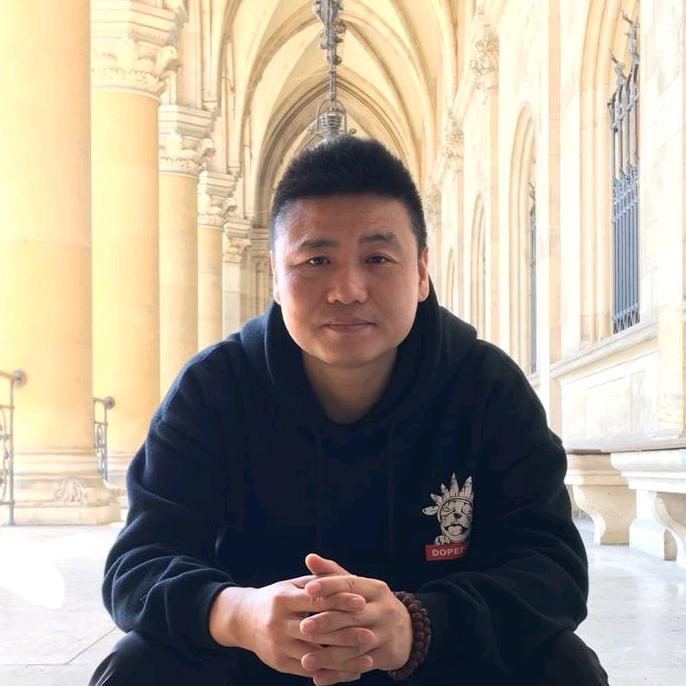 不像设计师的老周