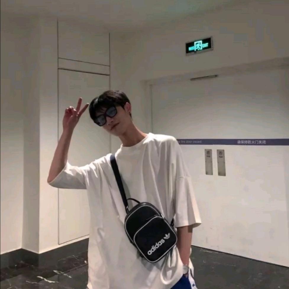 厉育含