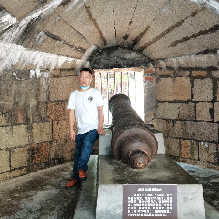 坐 在 沙 滩 看 日 落