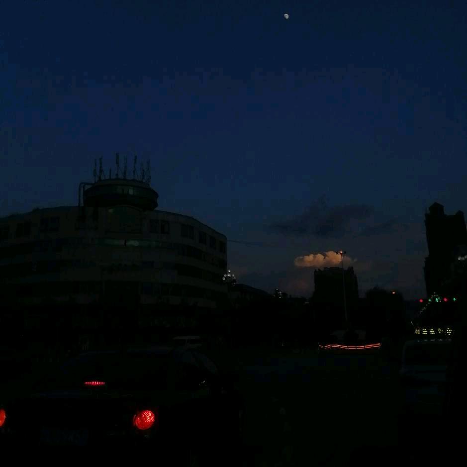 、长街听风  、