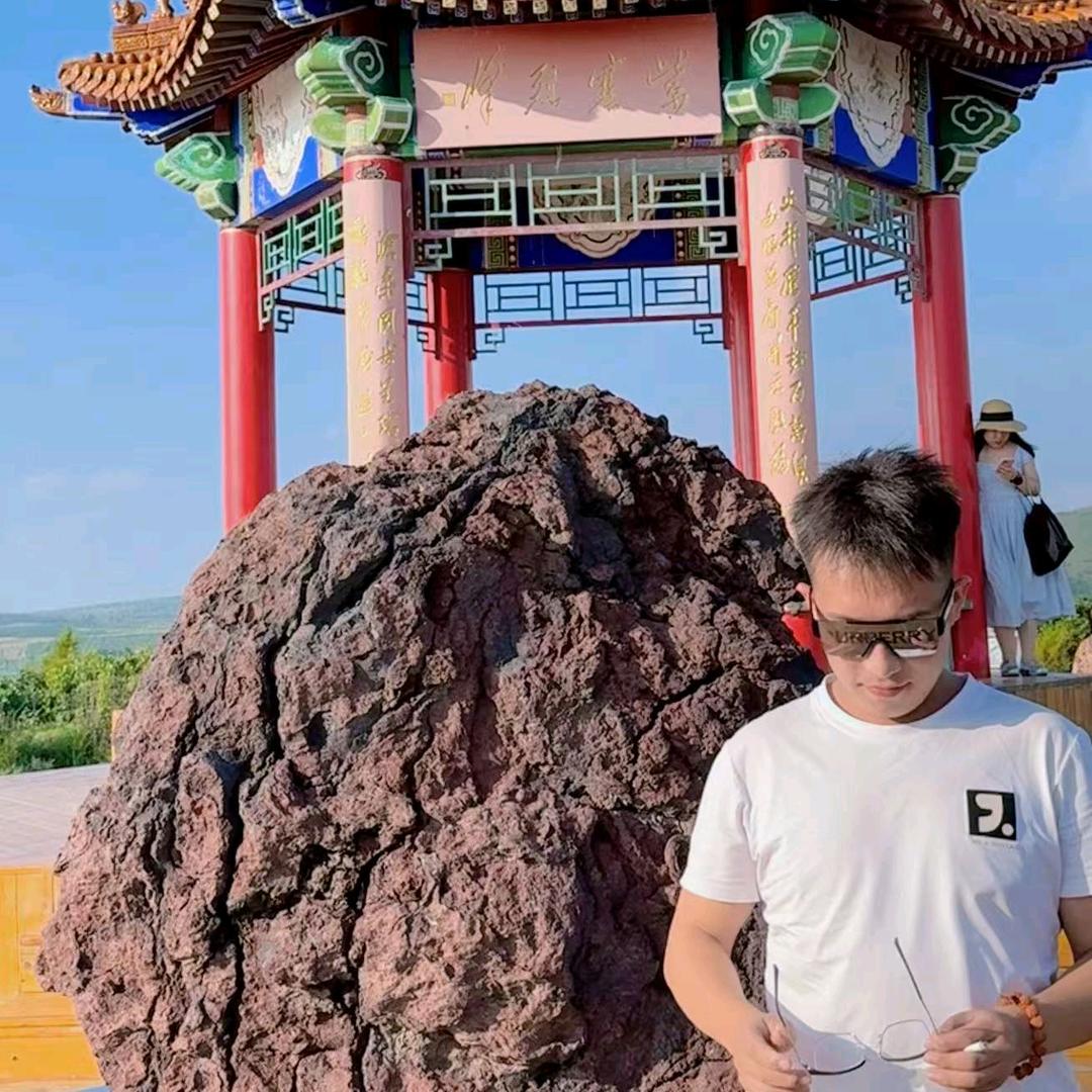 ᝰ