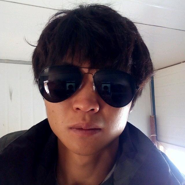 这是一名青年男子。