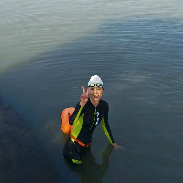 冬泳的小妮