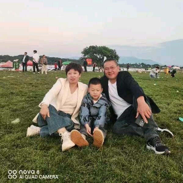 卖瓷砖的小姐姐