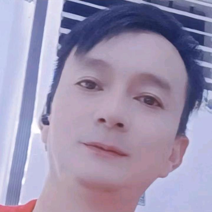 发哥躺在床上看抖音