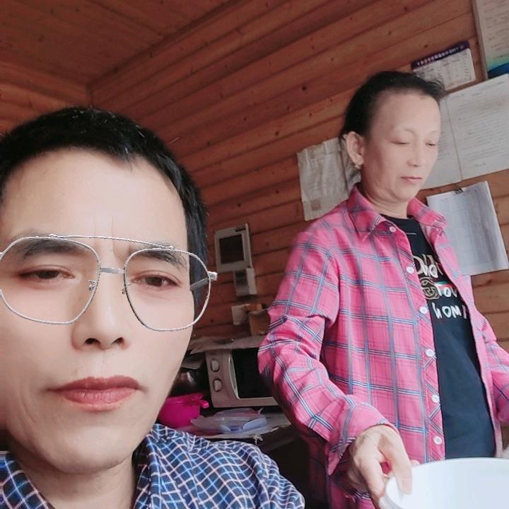 唐**