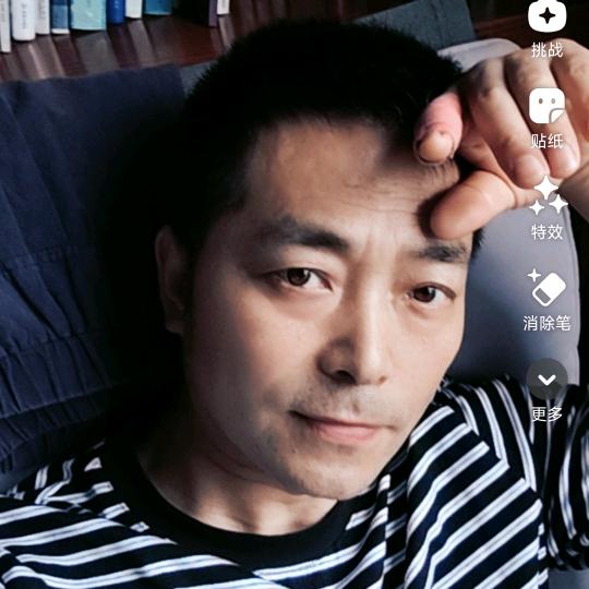 乌石山人（清潭翠柏间）