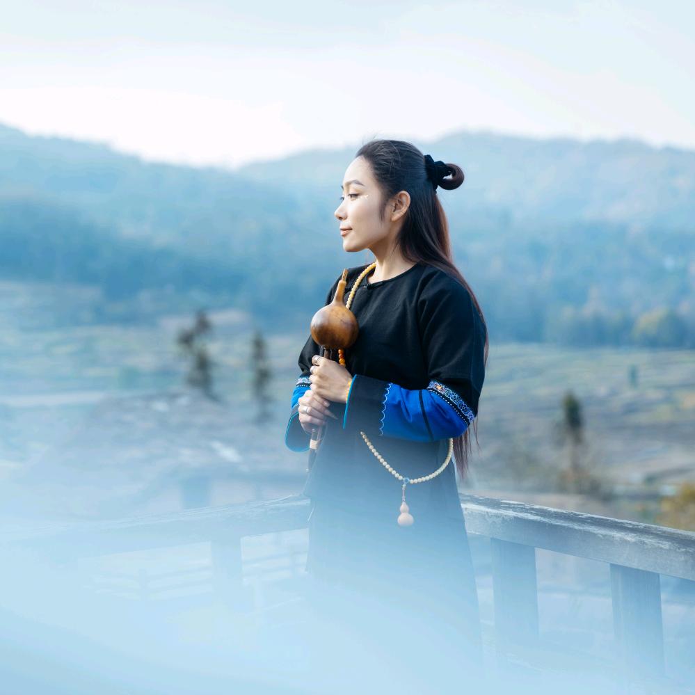 李娜诗琴（彝族）m