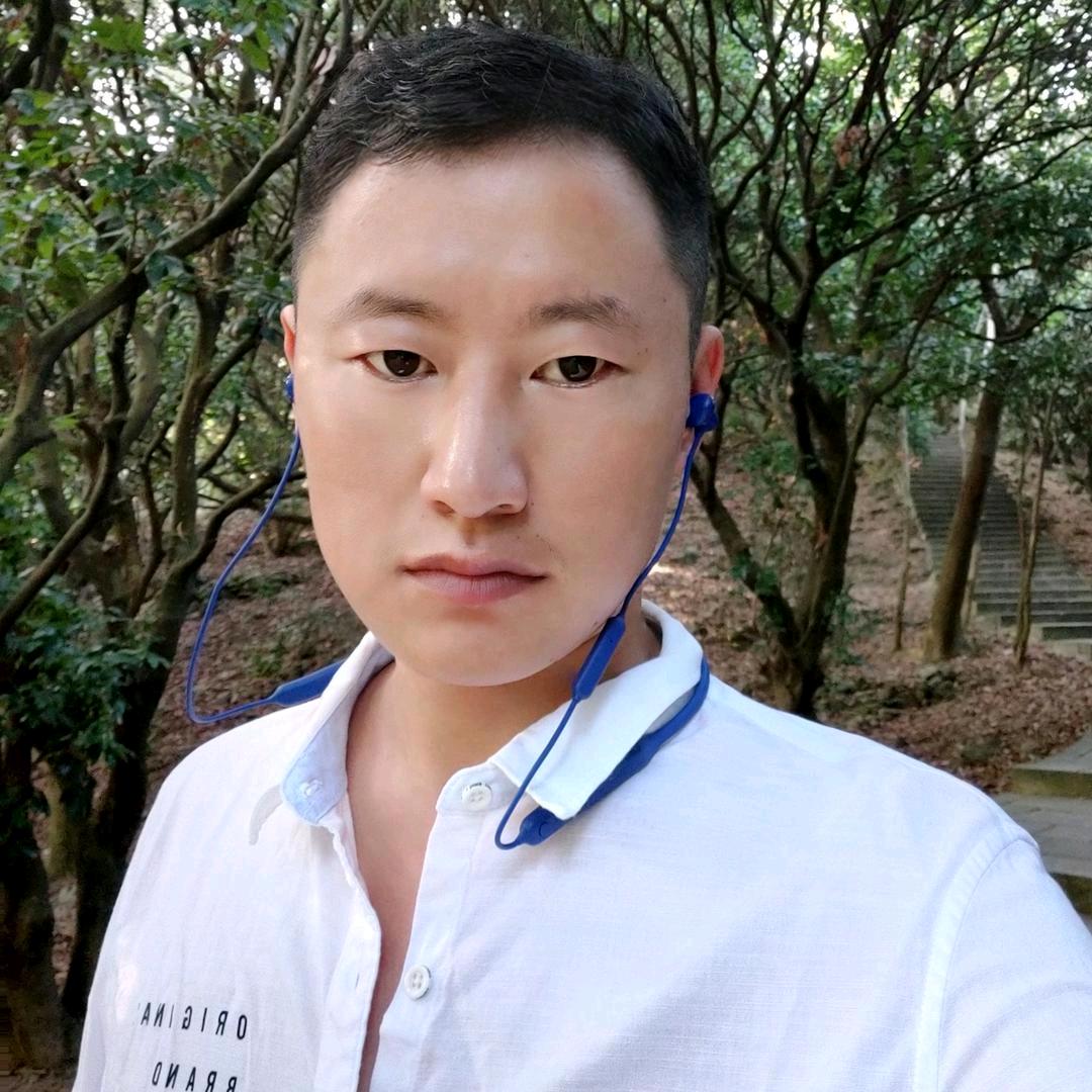 小张回村种葡萄