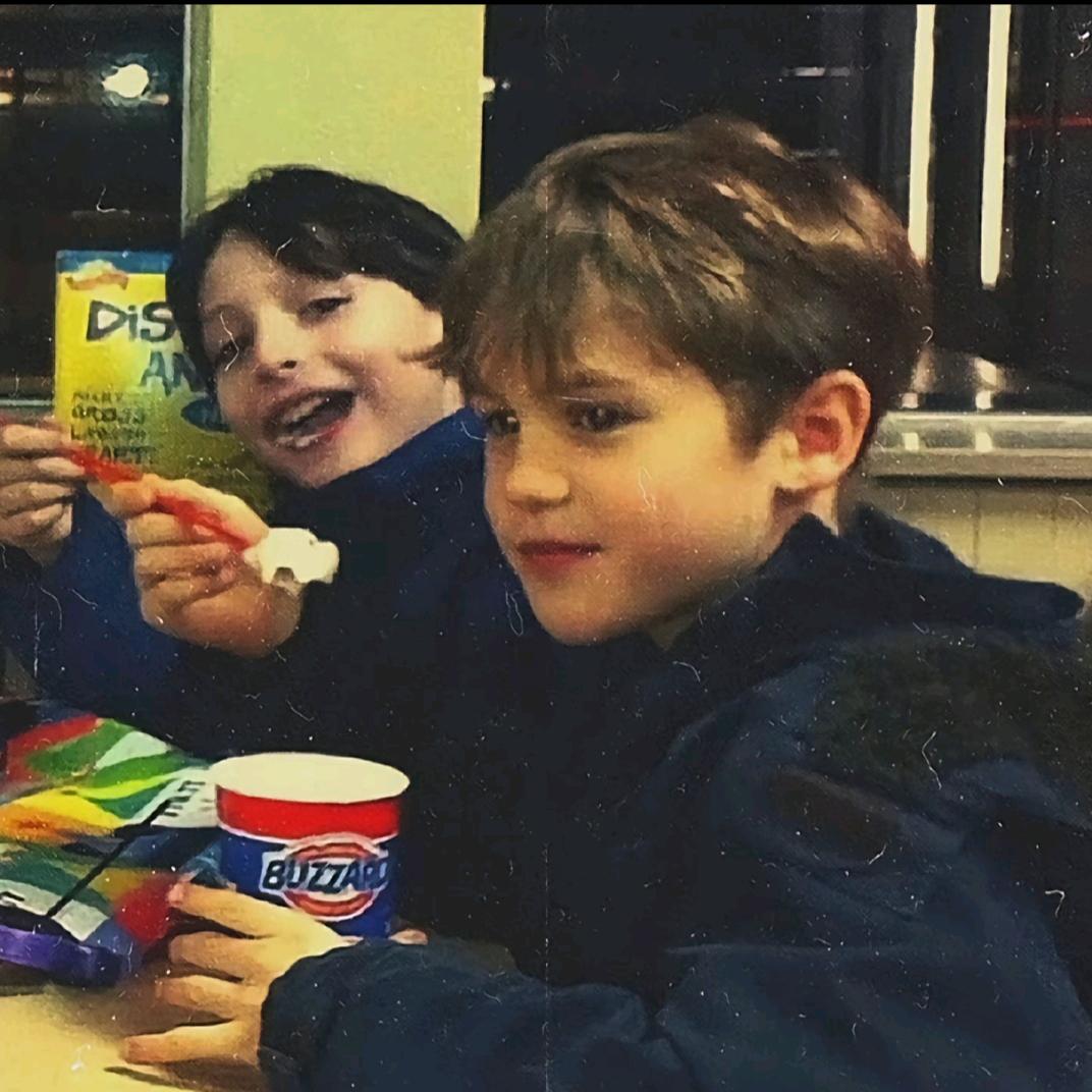 偷吃前任骨灰被女朋友和老婆追着打