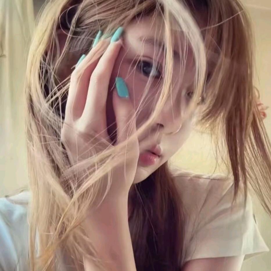 疯狂尖叫变成性感母蟑螂.