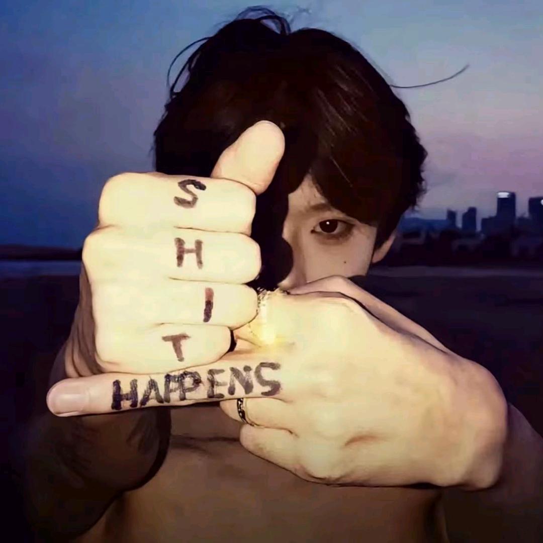 站在明暗之间抬头仰望风声带着夜曲掠过群山