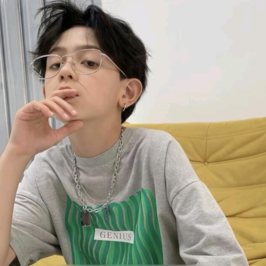 小小何.