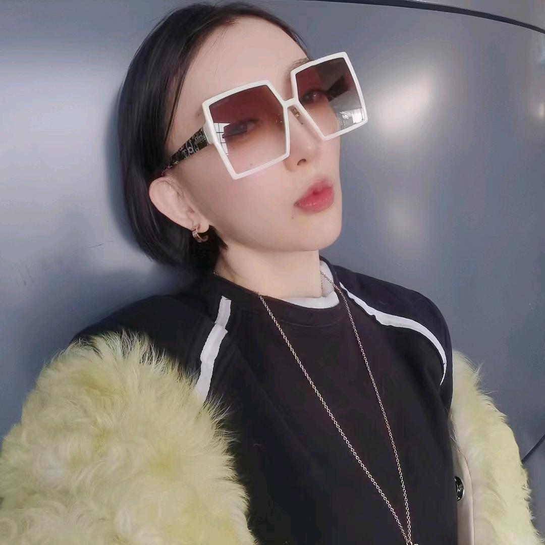 欧苏米亚轻奢服饰