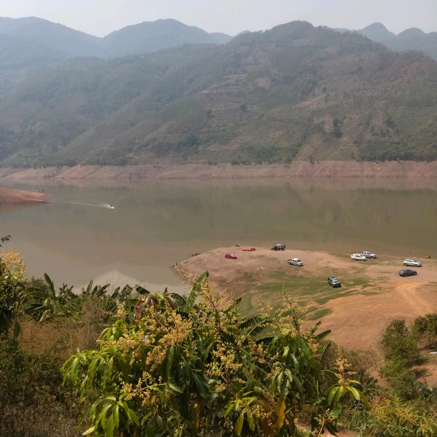 工地搬砖小伙