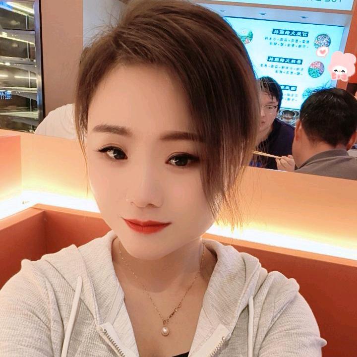 爱笑的珠宝小团子