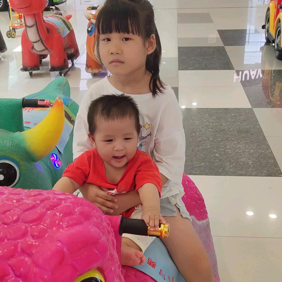 吴家姑娘。李家媳妇。
