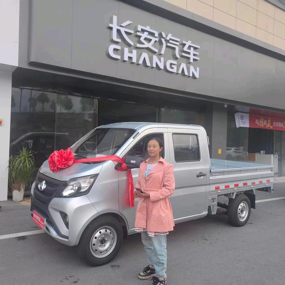 独一无二的石玉。工厂开机。检查产品质量