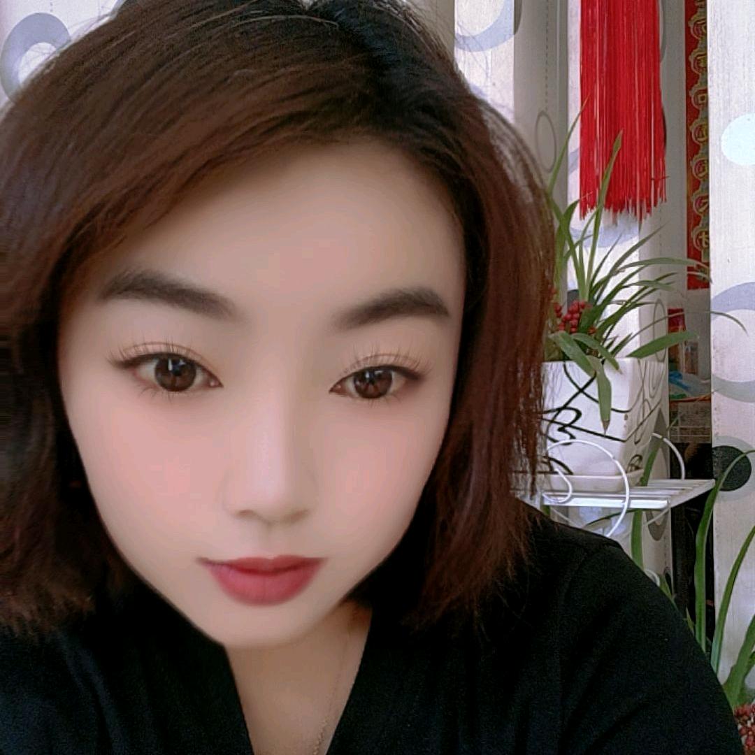 努力摆摊的女人