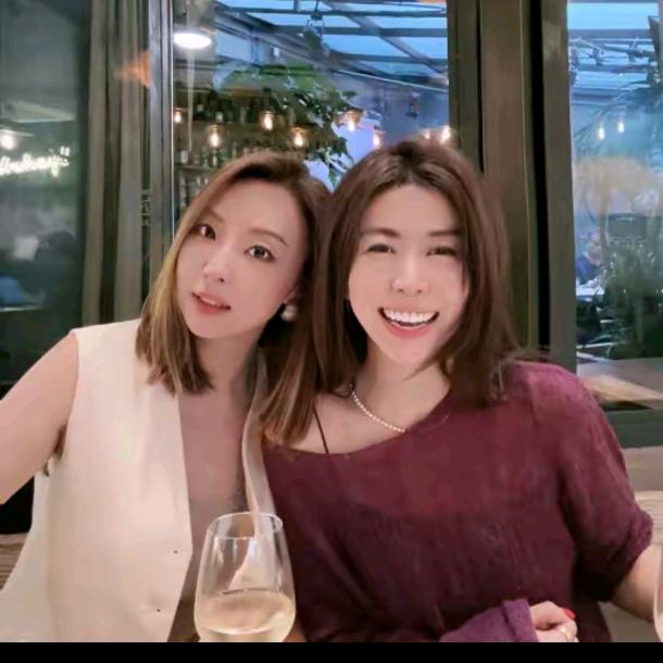 唐老板和嘉玲姐时尚蜜语女装坊