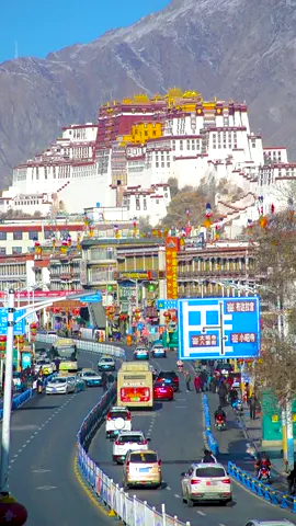 中国西藏旅游: #西藏#布达拉宫 往日熙熙攘攘的盛景会回来的，一切都在慢慢变好，西藏在等远方的你