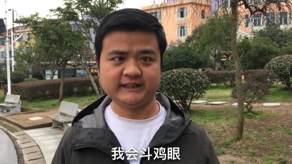 久仰的横店公园哥,从他忧郁的眼神可以看出他是一个有故事的老哥